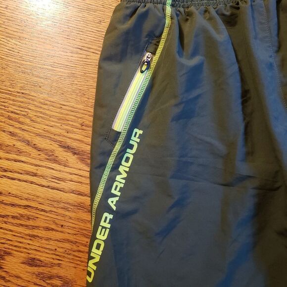 Under Armour UA HeatGear Fitted Running Shorts Men’s Medium Green Reflective - Picture 9 of 10